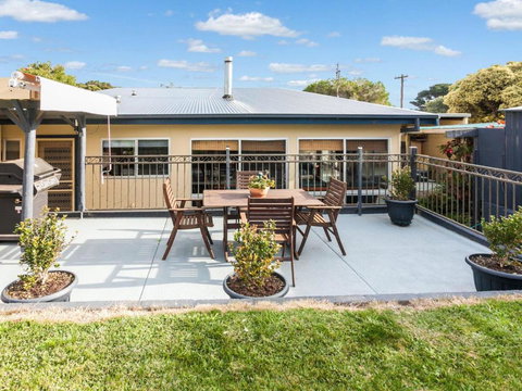 OCEAN SOUNDS Anglesea - Schoolies Week Accommodation 2