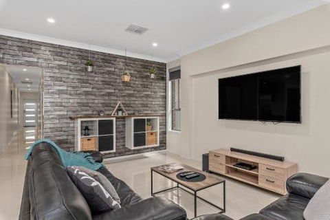 La Sienna - Schoolies Week Accommodation 3