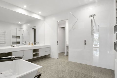 Lansdowne Villa - Schoolies Week Accommodation 4