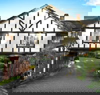 Elizabethan Lodge - Schoolies Week Accommodation