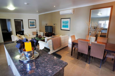 53 On Victoria - Schoolies Week Accommodation 5