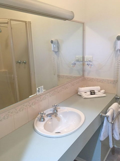 Deniliquin Country Club Motor Inn - Schoolies Week Accommodation 4