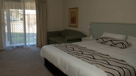 Deniliquin Country Club Motor Inn - Schoolies Week Accommodation 3