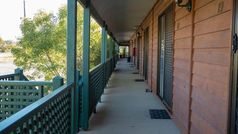 Deniliquin Country Club Motor Inn - Schoolies Week Accommodation 0