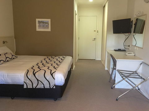 Deniliquin Country Club Motor Inn - Schoolies Week Accommodation 5