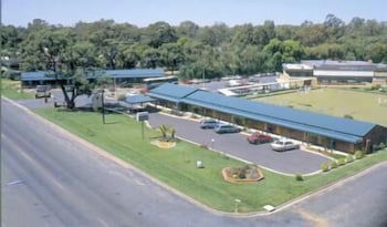 Deniliquin Country Club Motor Inn - Schoolies Week Accommodation 2