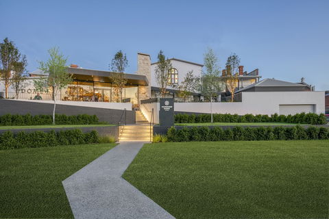 Farmers Home Hotel - Schoolies Week Accommodation 1