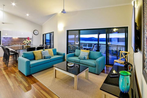 NEWLY BEAUTFULLY RENOVATED 16 The Casuarina 3 Bedroom House With 180 Degree Ocean Views - Schoolies Week Accommodation 6