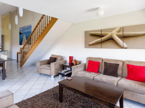 One Street From Main Beach - Schoolies Week Accommodation 3