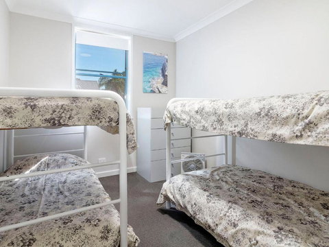 Across The Road From The Beach! - Schoolies Week Accommodation 2