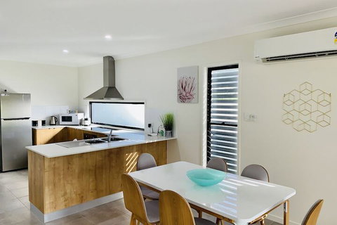 WHITSUNDAY Spacious & Comfortable Moments From Picturesque Boardwalk - Schoolies Week Accommodation 6