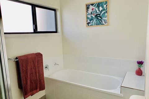 WHITSUNDAY Spacious & Comfortable Moments From Picturesque Boardwalk - Schoolies Week Accommodation 4