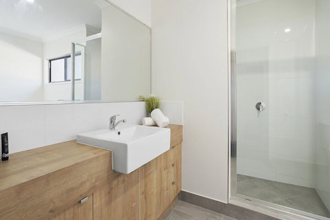 WHITSUNDAY Spacious & Comfortable Moments From Picturesque Boardwalk - Schoolies Week Accommodation 3