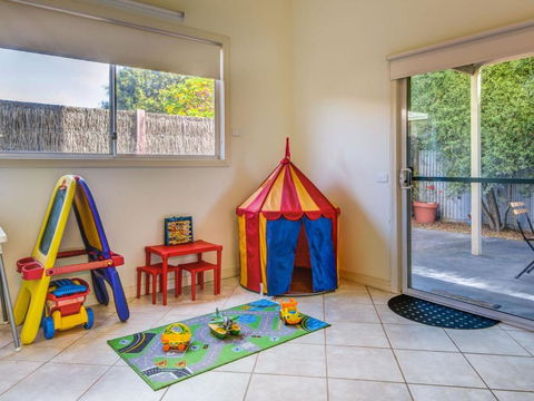 Cuttriss By The Beach - Schoolies Week Accommodation 1