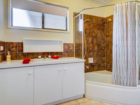 Cuttriss By The Beach - Schoolies Week Accommodation 4