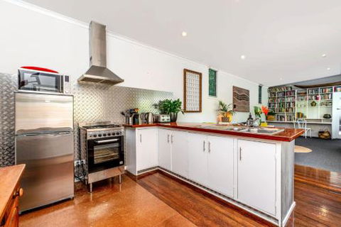 SUNSET BEACH SHACK On SURF - Schoolies Week Accommodation 6