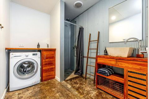 SUNSET BEACH SHACK On SURF - Schoolies Week Accommodation 1