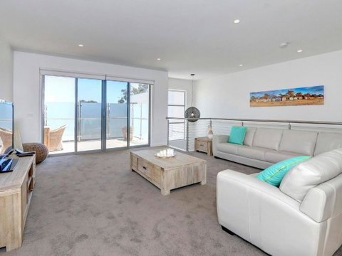 Rosalea By The Bay - Schoolies Week Accommodation 6