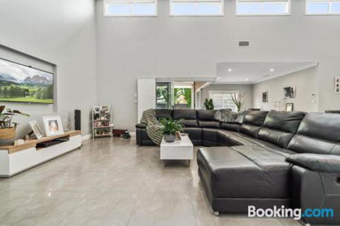 Wentworth Estate 5 Bedroom Luxury Home Sleeps 12 - Schoolies Week Accommodation 3