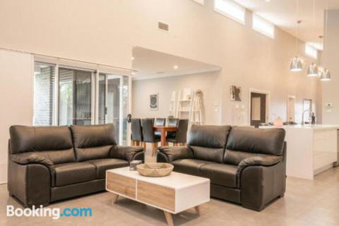 Wentworth Estate 5 Bedroom Luxury Home Sleeps 12 - Schoolies Week Accommodation 4