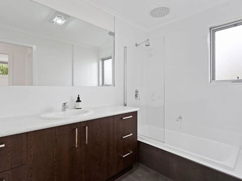 NORMANBY Coastal FREE WIFI & NETFLIX - Schoolies Week Accommodation 6