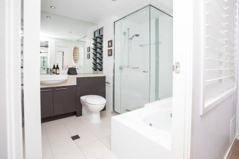 BY THE SEA SHORE STUNNING UNIT POOL SPA WIFI. - Schoolies Week Accommodation 2