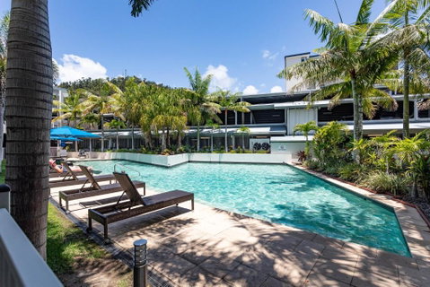BY THE SEA SHORE STUNNING UNIT POOL SPA WIFI. - Schoolies Week Accommodation 3