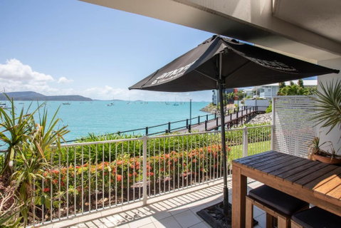 BY THE SEA SHORE STUNNING UNIT POOL SPA WIFI. - Schoolies Week Accommodation 1