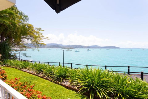 BY THE SEA SHORE STUNNING UNIT POOL SPA WIFI. - Schoolies Week Accommodation 6