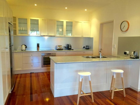 The Holiday House - Schoolies Week Accommodation 5