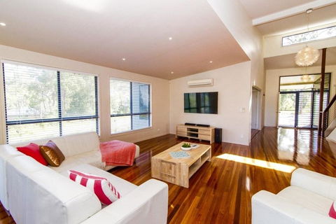 The Holiday House - Schoolies Week Accommodation 3