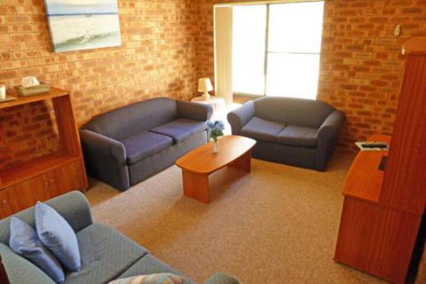 Dolphins Delight At Culburra Beach - Schoolies Week Accommodation 6