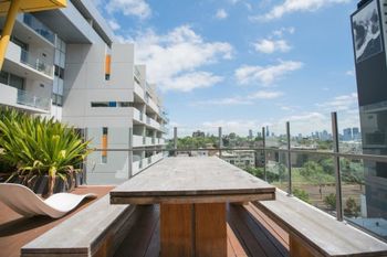 Spacious Apartment Close To Melbourne CBD - Schoolies Week Accommodation 4