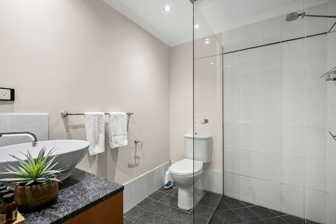 Poolside Alamanda Beachfront Resort 88 - Schoolies Week Accommodation 6