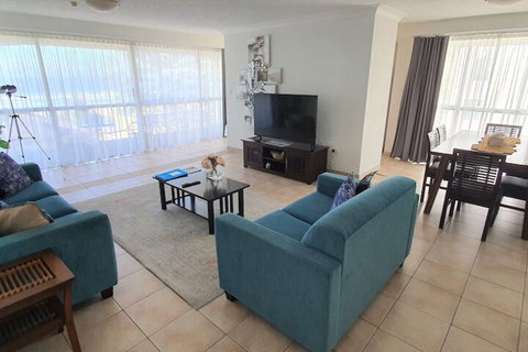 Surfers Chalet - Schoolies Week Accommodation 4