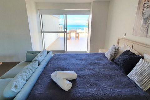 Surfers Chalet - Schoolies Week Accommodation 7