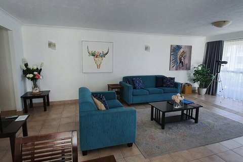 Surfers Chalet - Schoolies Week Accommodation 5