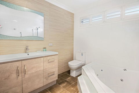 Forresters Beach Bed & Breakfast - Schoolies Week Accommodation 1