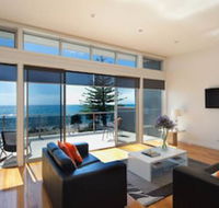 Penguin Waterfront Escape - Schoolies Week Accommodation