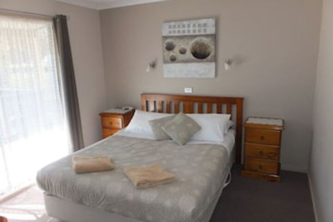 Lakes Entrance Country Cottages - Schoolies Week Accommodation 0