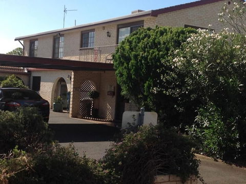 Forest Lodge Motor Inn & Restaurant - Schoolies Week Accommodation 0