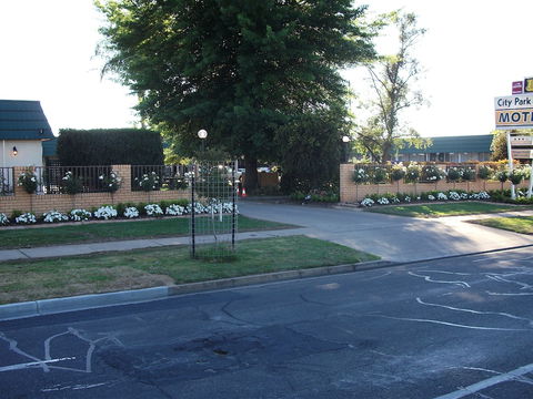 City Park Motel & Apartments - Schoolies Week Accommodation 0