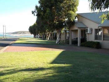 Pelican Shore Villas - Schoolies Week Accommodation 0