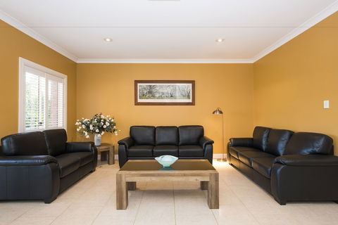 Colonial Court Villas - Schoolies Week Accommodation 4