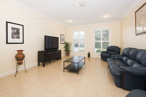 Colonial Court Villas - Schoolies Week Accommodation 0