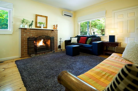 Apple Tree Cottage - Schoolies Week Accommodation 6