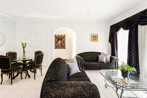 BOUTIQUE STAYS - Brighton Rose - Schoolies Week Accommodation 3