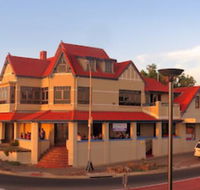 McCloud House - Schoolies Week Accommodation