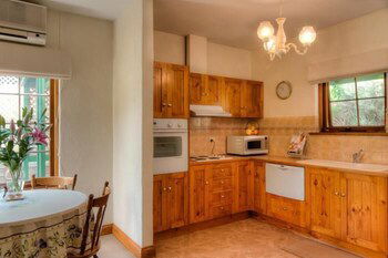 Country Pleasures B&B - Schoolies Week Accommodation 6