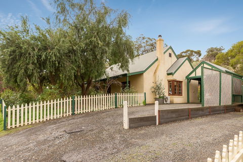 Country Pleasures B&B - Schoolies Week Accommodation 0